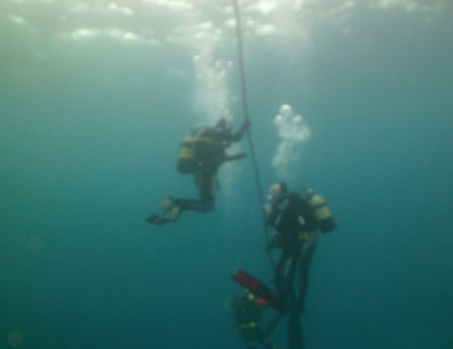 ayudate de la cuerda para descender